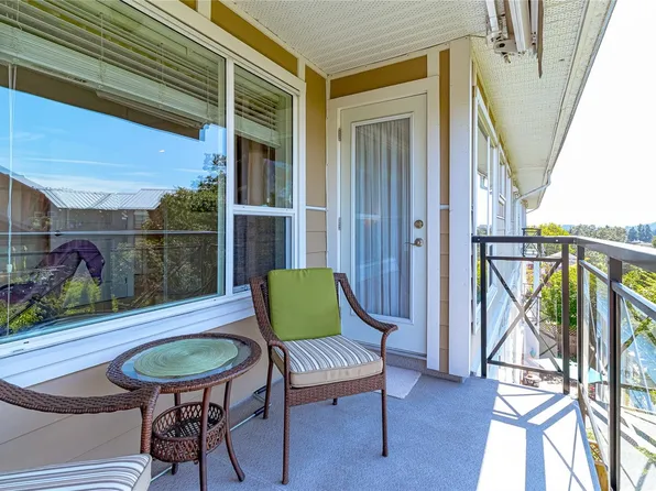 4536 Viewmont Ave #304, Saanich, BC V8Z 5L2