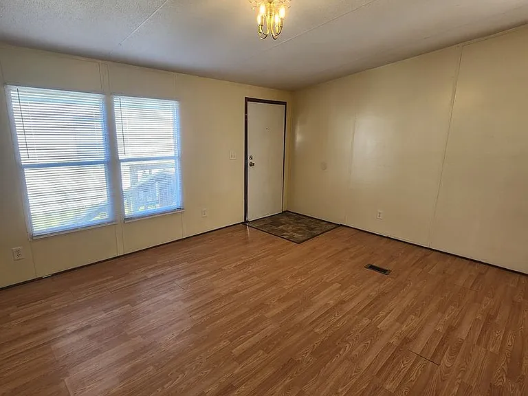 944 Hollywood Dr — Photo 3