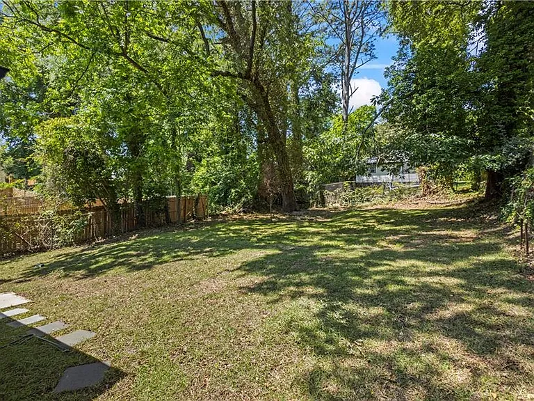 646 Robert St NW — Photo 24