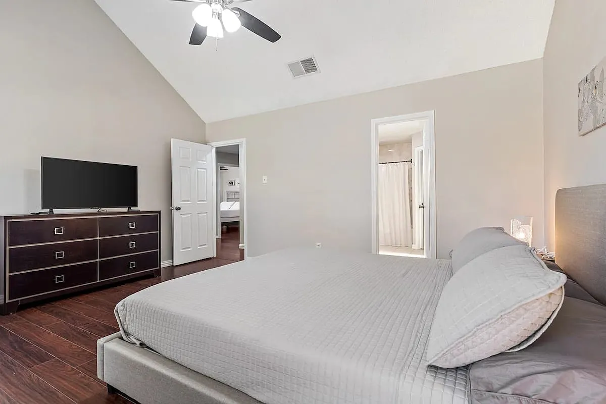 4 bed, $4,500 — Photo 4