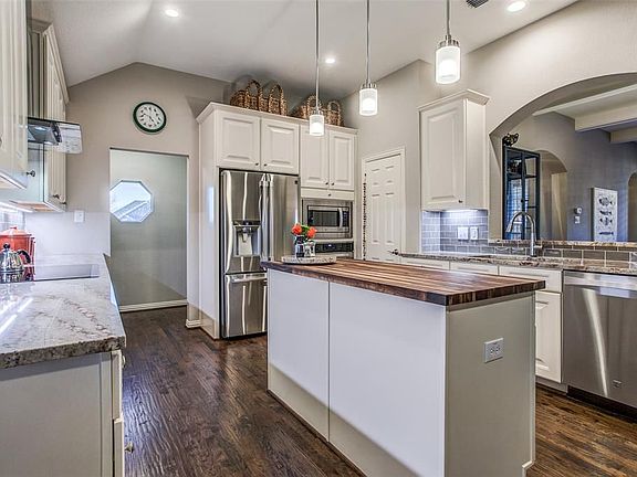 5th image of 926 Briar Oaks Dr