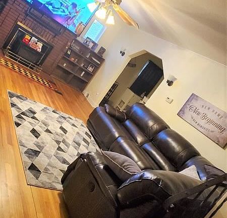3rd image of 1413 Summit St