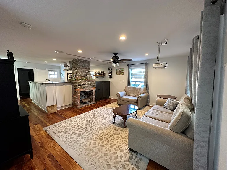 402 Queen St — Photo 4