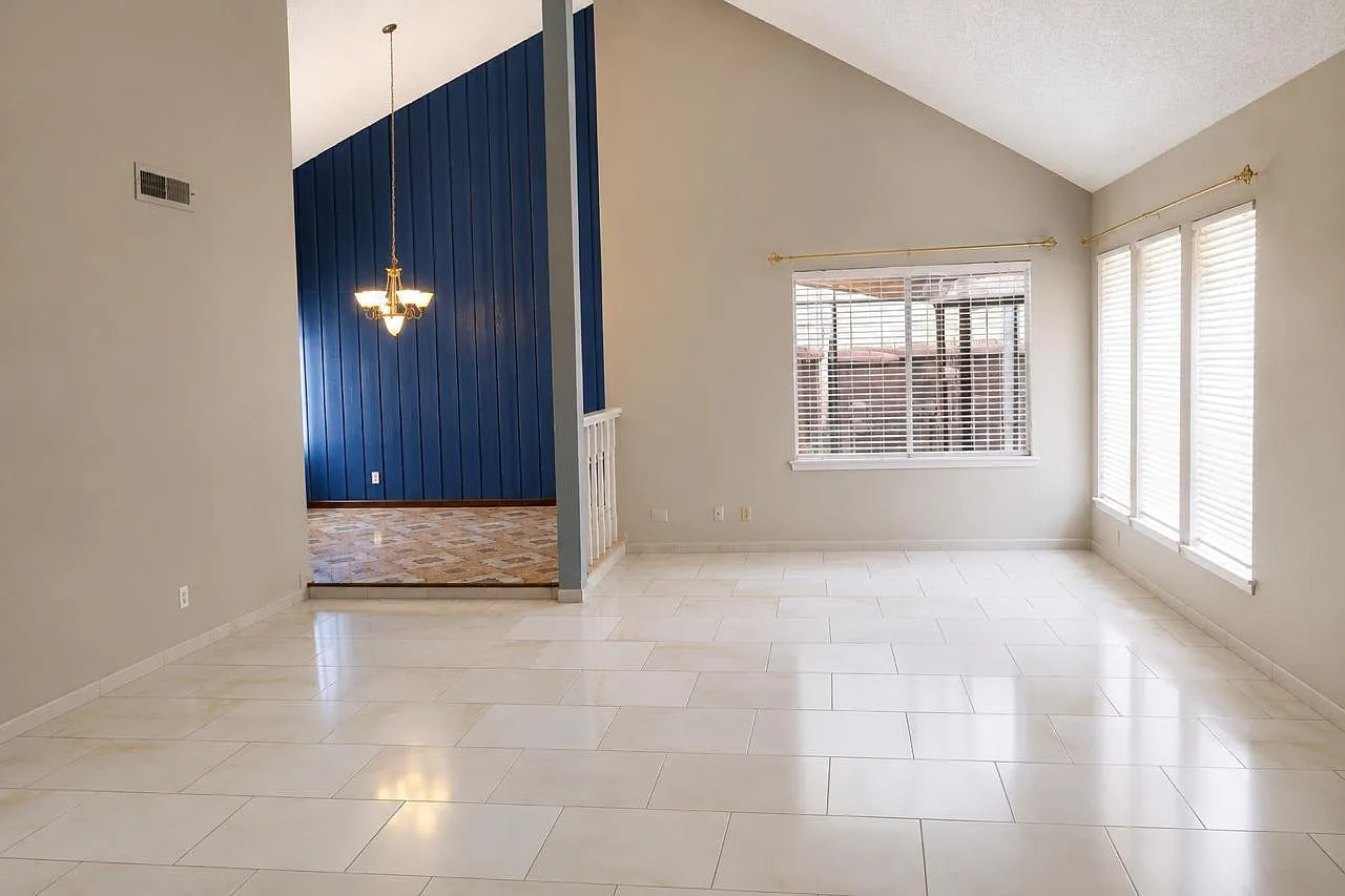 5 bed, 3.0 bath, 2989 sqft, $2,850 — Photo 3