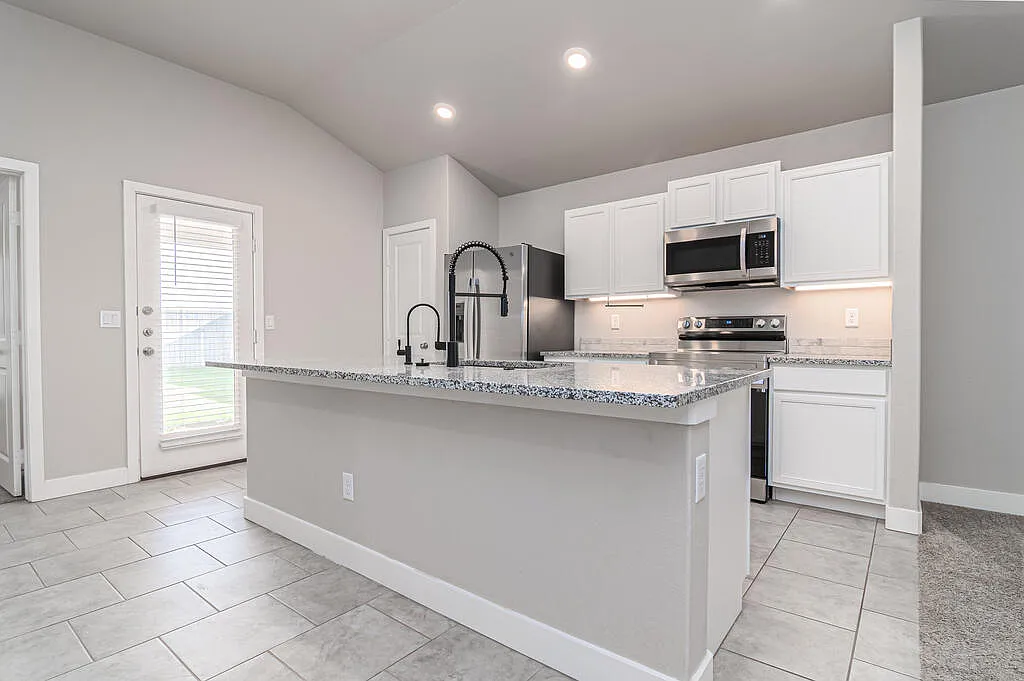 3 bed, 2.0 bath, 1450 sqft, $2,000 — Photo 3