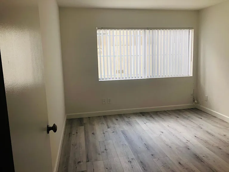 500 S Saint Andrews Pl #101 — Photo 2