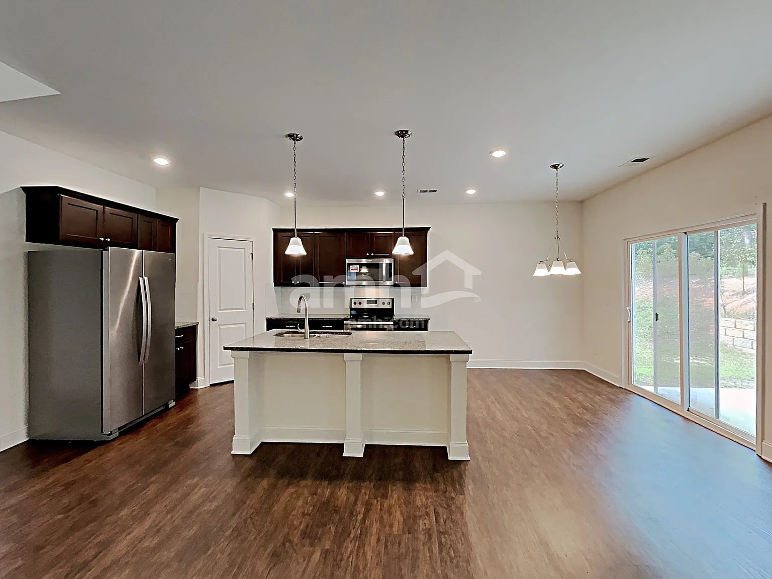 4 bed, 2.5 bath, 2326 sqft, $2,220 — Photo 4