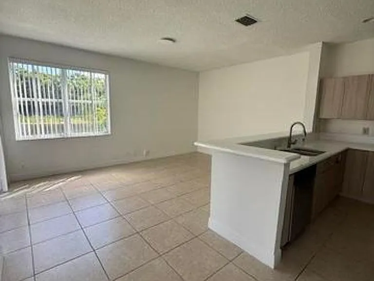 686 Lone Pine Ln — Photo 3