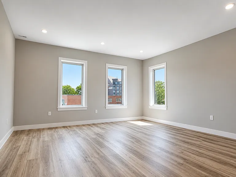 1305 Hyde Park Apartments — Photo 17