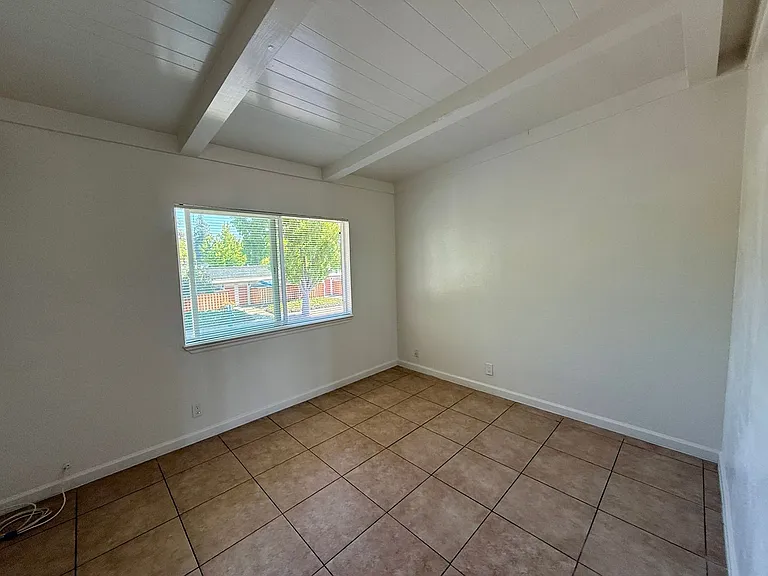 1805 Bradford Way — Photo 9