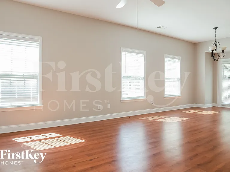 1033 Kings Mountain Ln — Photo 2