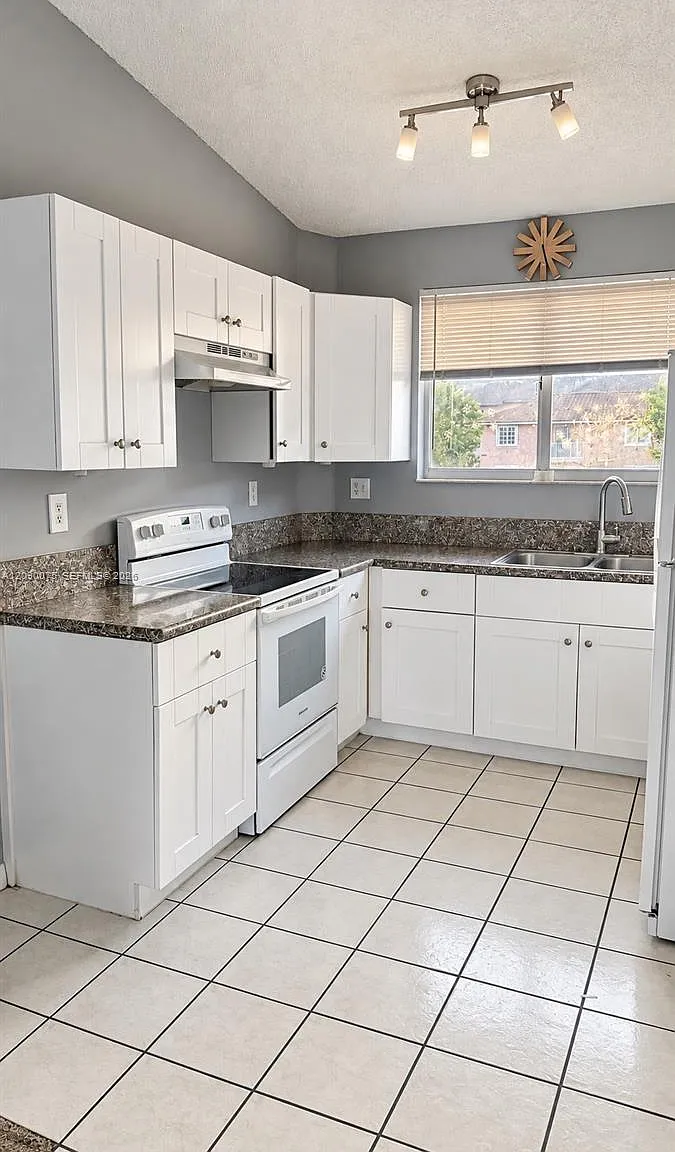 2 bed, 820 sqft, $2,050 — Photo 2