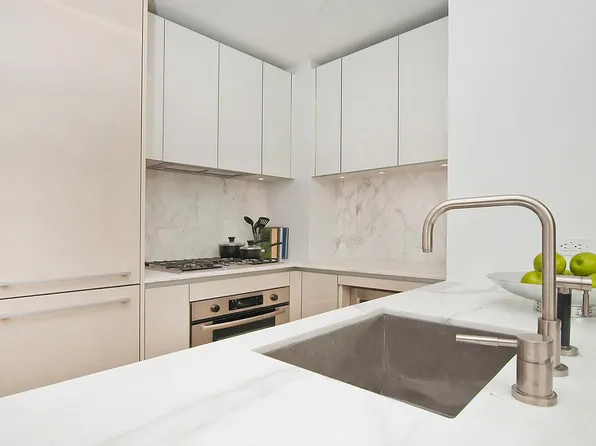 322 West 57th Street image 2 of 7