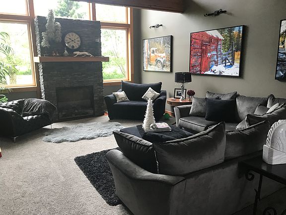 Great room - 17' ceilings 