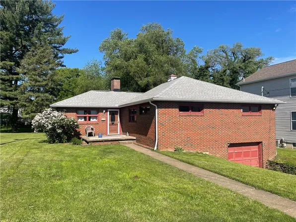 21 Country Club Blvd, Uniontown, PA 15401