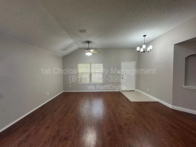 304 E Clover Park Dr — Photo 5