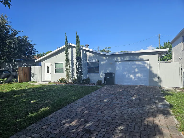 6420 N Dixie Hwy — Photo 1