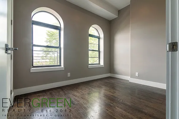 Rented by Evergreen Apartments BK | media 23