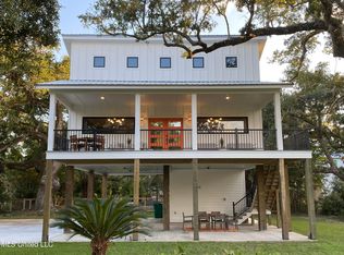 218 Thomas St, Bay Saint Louis, MS 39520