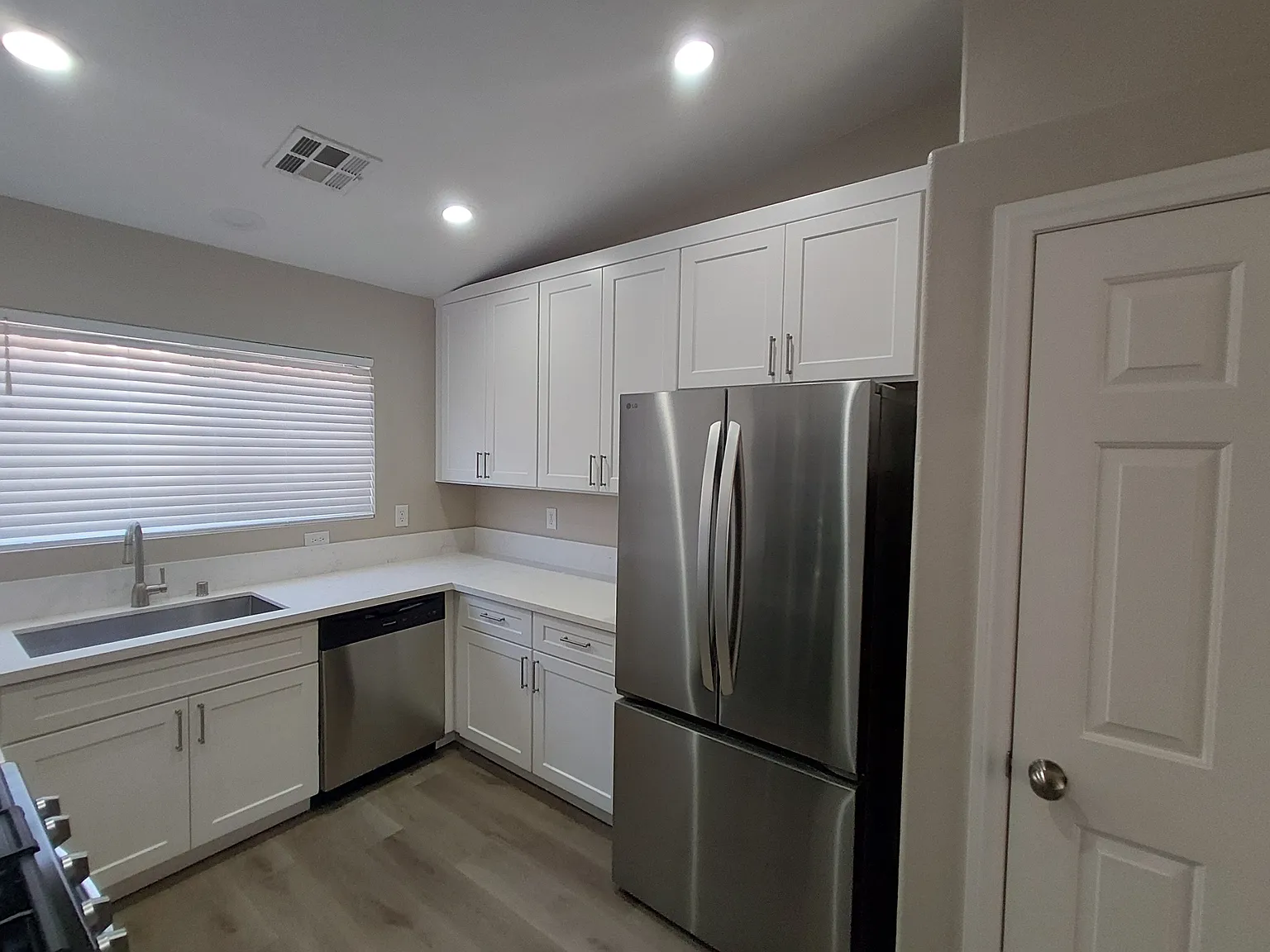 3 bed, 1263 sqft, $2,300 — Photo 4