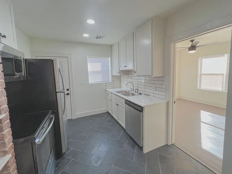 2542 NW 21st St — Photo 9