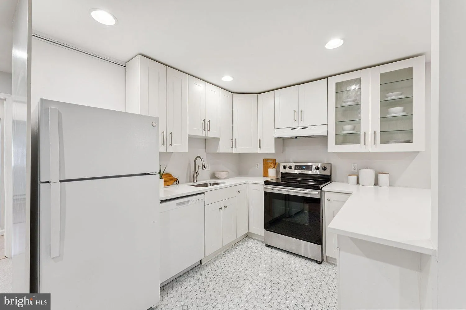 Studio, 700 sqft, $1,850 — Photo 2