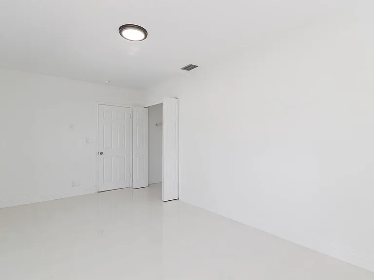 2810 NE 60th St — Photo 31