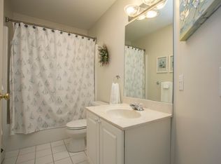 77 Pequot Ln, Middletown, RI 02842