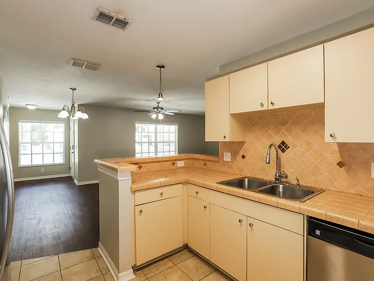 10326 Summerview Cir — Photo 8