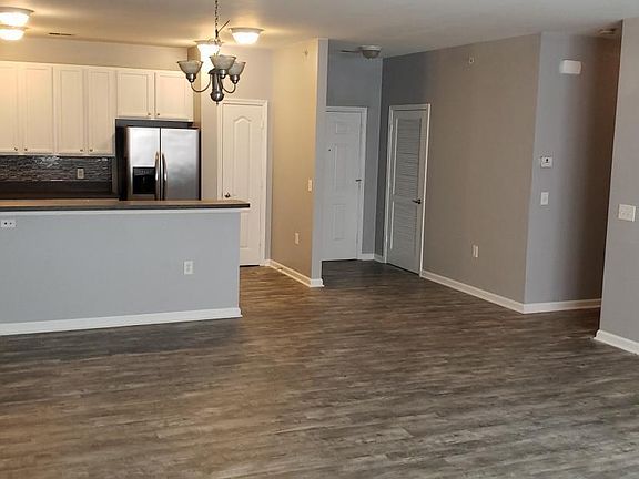 2nd image of 912 Southmoor Dr Unit 104