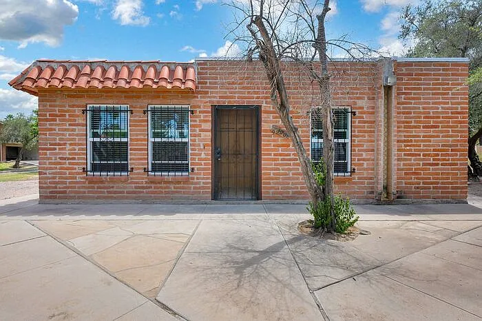2 bed, 1.0 bath, $1,350 — Photo 2