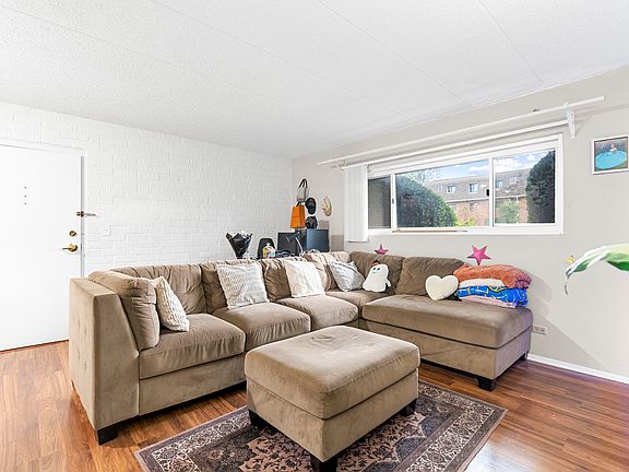 3rd image of 3223 W Parkway Dr APT 1G
