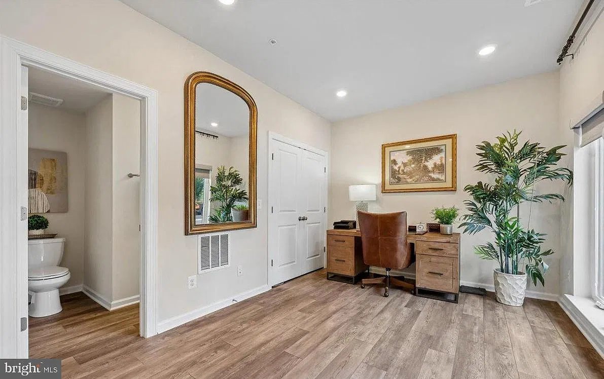 4 bed, 5.0 bath, 2322 sqft, $4,300 — Photo 4