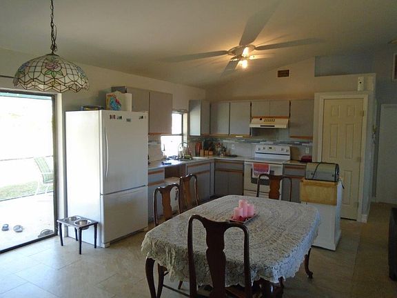 3rd image of 906 SE 20th Ct