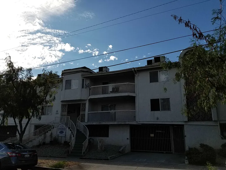 W Elm Ave — Photo 1