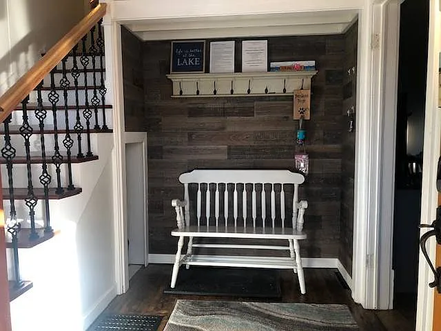 Quaint 3 Bedroom, 2 Bathroom Home in Downtown Ludington — Photo 2