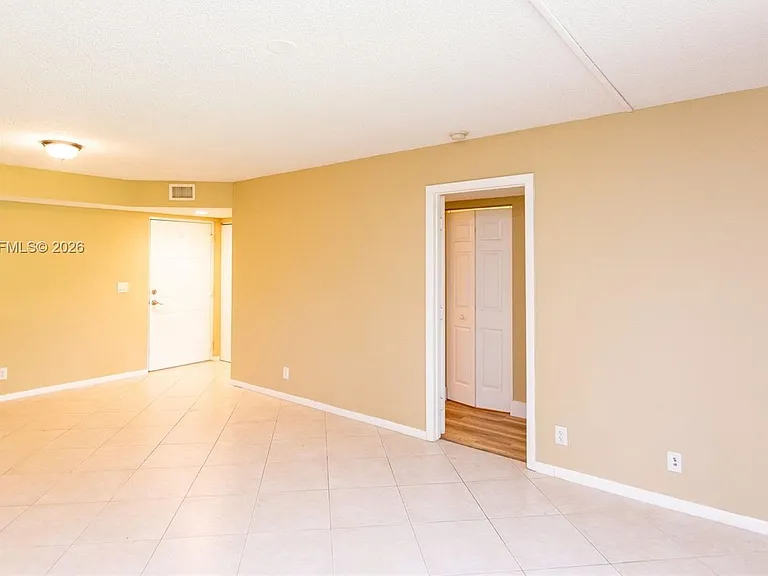 5721 Riverside Dr #202B5 — Photo 9