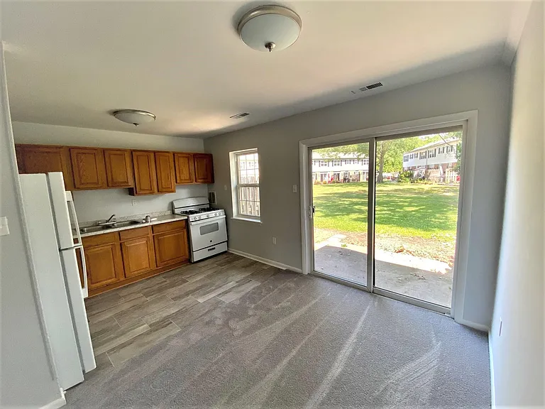 407 Moss Hill Ln — Photo 3