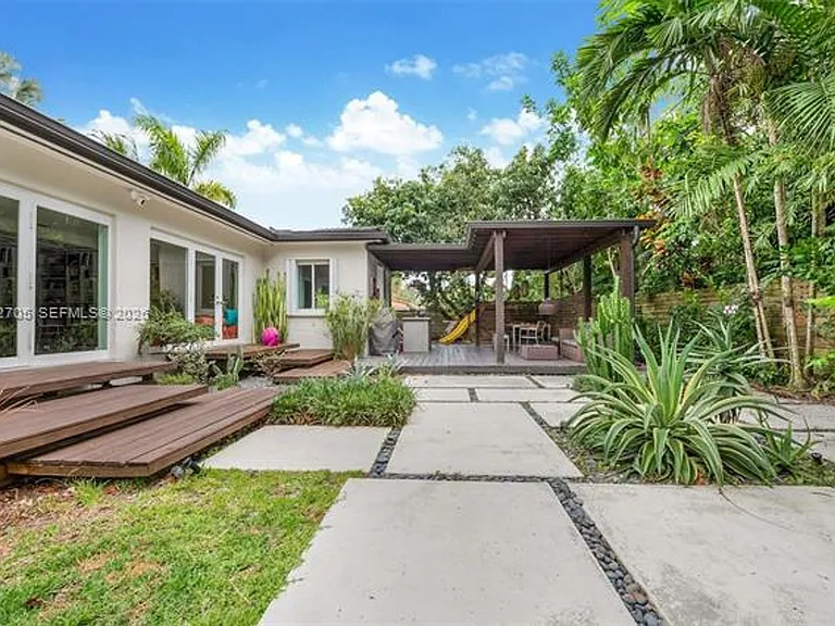 5800 SW 50th Ter — Photo 14