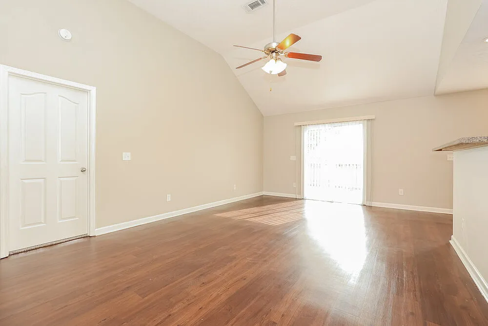 3 bed, 2.0 bath, 1380 sqft, $1,865 — Photo 3