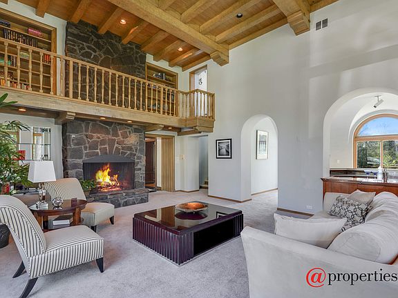 2-Story Great Room with Bar