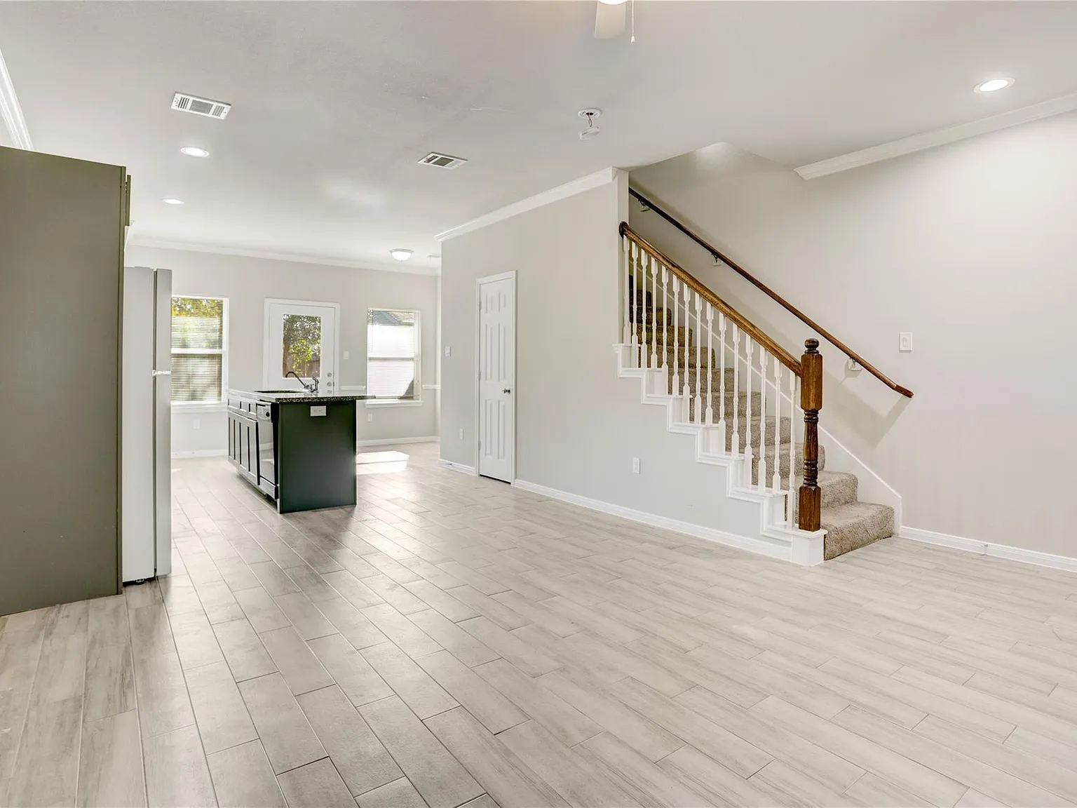 3 bed, 2.5 bath, 2458 sqft, $1,750 — Photo 1