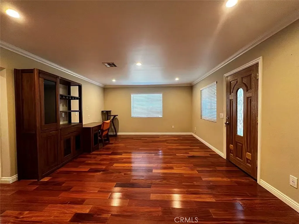 5 bed, 2425 sqft, $5,250 — Photo 4