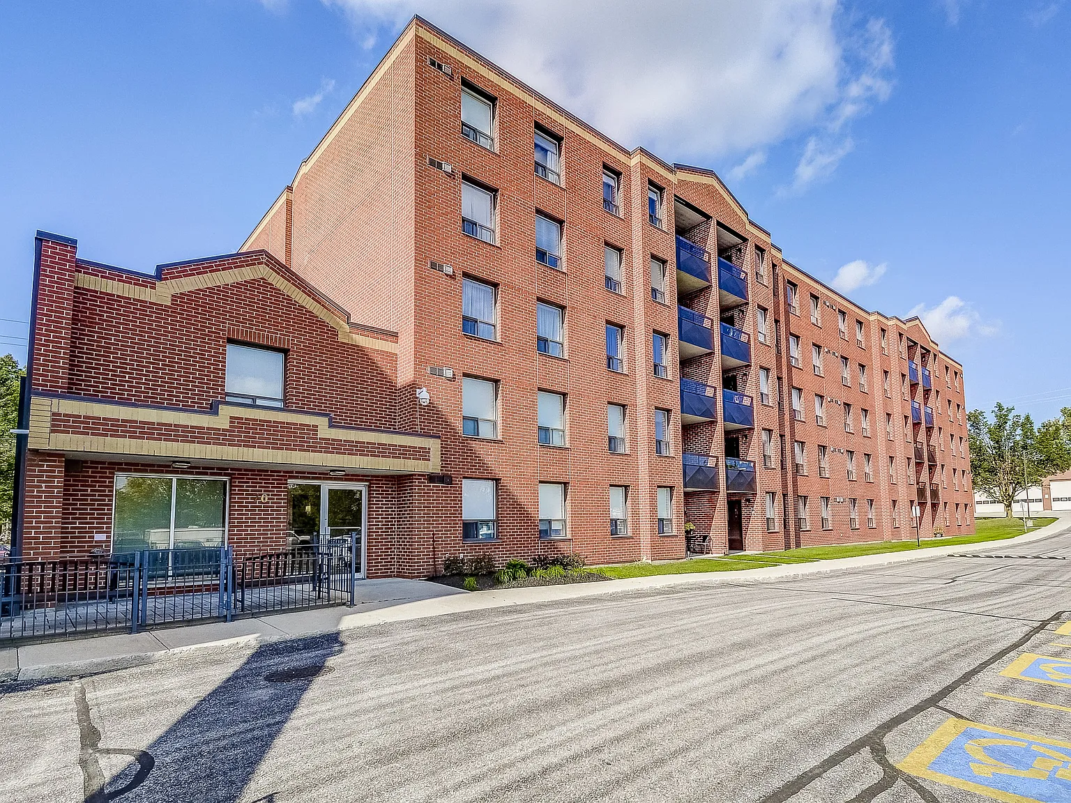 Queen's Park Residences — Photo 3
