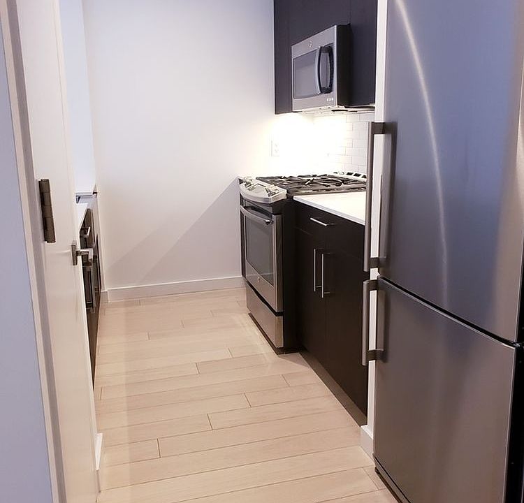 1st image of 535 W 43rd St APT S8a