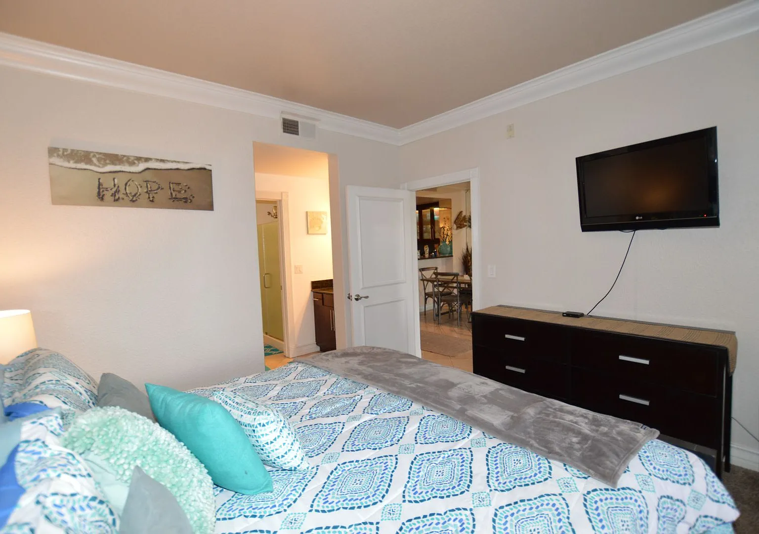 Beautiful 2 Bedroom | 2 Bathroom Furnished Condo at the Meridian Private Residences (Gas and Elec... — Photo 2