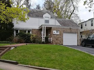 4 Oxford Blvd, Great Neck, NY 11023