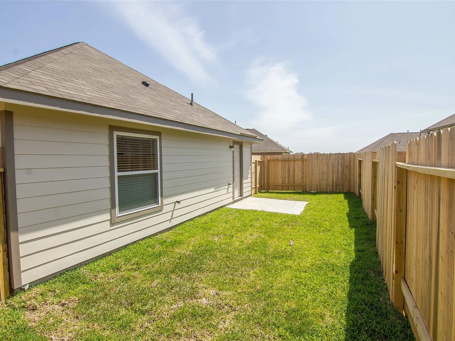 4 bed, 2.0 bath, 1589 sqft, $2,070 — Photo 2