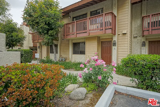 5760 Owensmouth Ave #14 — Photo 21