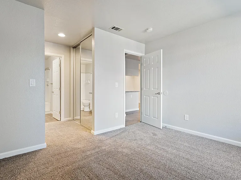 Live Oak Apartments — Photo 21